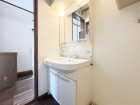 十分な大きさの洗面台は、身だしなみチェックや歯磨きなど、朝の慌ただしい時間でも余裕とゆとりを感じて頂けます。