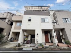 爽やかな青空の下に贅沢なほどに降り注ぐ陽光、豊かな居住性と、クオリティが見事に調和した住空間は、住まうことの喜びを感じさせてくれ