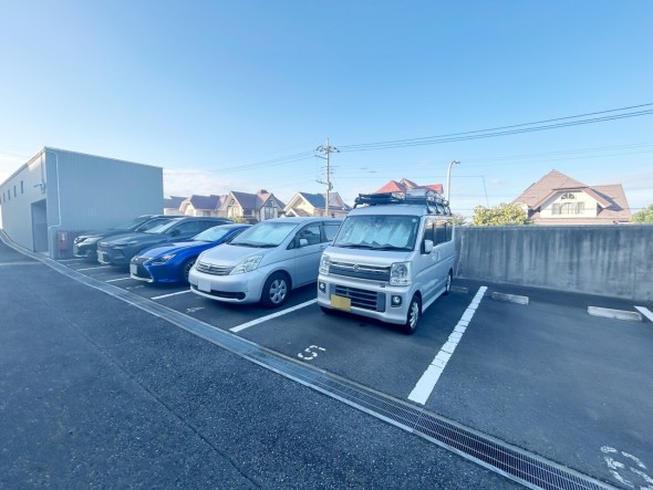 敷地内駐車場がございます。空き状況等に関しましてはお気軽にお問い合わせください。