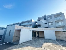 爽やかな青空の下に贅沢なほどに降り注ぐ陽光、豊かな居住性と、クオリティが見事に調和した住空間は、住まうことの喜びを感じさせてくれ