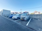 敷地内駐車場がございます。空き状況等に関しましてはお気軽にお問い合わせください。