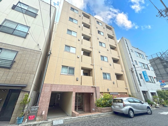 マンション外観。生活利便性に優れた立地環境。