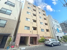 マンション外観。生活利便性に優れた立地環境。