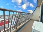 日差しの差し込むバルコニー