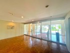 オートロックマンションのため、こちらからインターフォンにて受付をしていただきます。防犯設備がきちんと完備されているのは安心です。