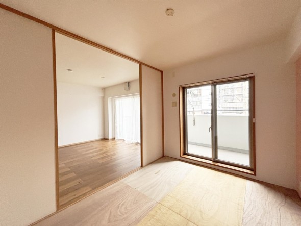 洋室6帖。明るくあたたかな居室では、朝の目覚めも気持ちよく起きられます。
