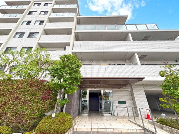 マンション外観。生活利便性に優れた立地環境。