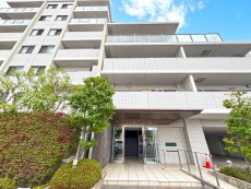 マンション外観。生活利便性に優れた立地環境。