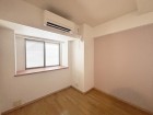 洋室4.7帖。フローリングの部屋は清潔感があり、日々のお掃除も楽で助かります。