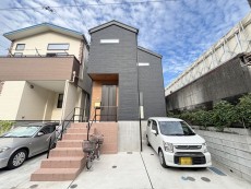 爽やかな青空の下に贅沢なほどに降り注ぐ陽光、豊かな居住性と、クオリティが見事に調和した住空間は、住まうことの喜びを感じさせてくれ