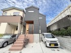 爽やかな青空の下に贅沢なほどに降り注ぐ陽光、豊かな居住性と、クオリティが見事に調和した住空間は、住まうことの喜びを感じさせてくれ