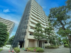 爽やかな青空の下に贅沢なほどに降り注ぐ陽光、豊かな居住性と、クオリティが見事に調和した住空間は、住まうことの喜びを感じさせてくれ