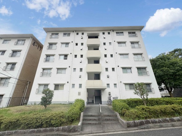 爽やかな青空の下に贅沢なほどに降り注ぐ陽光、豊かな居住性と、クオリティが見事に調和した住空間は、住まうことの喜びを感じさせてくれ
