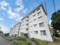 マンション外観。生活利便性に優れた立地環境。