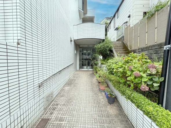 お客様をお迎えする玄関は落ち着いた雰囲気。帰り着くたびに洗練されたテイストの空間に迎えられ誇りと喜びを感じる玄関まわりです。
