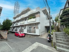 爽やかな青空の下に贅沢なほどに降り注ぐ陽光、豊かな居住性と、クオリティが見事に調和した住空間は、住まうことの喜びを感じさせてくれ