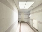 お客様をお迎えする玄関は落ち着いた雰囲気。帰り着くたびに洗練されたテイストの空間に迎えられ誇りと喜びを感じる玄関まわりです。