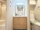 十分な大きさの洗面台は、身だしなみチェックや歯磨きなど、朝の慌ただしい時間でも余裕とゆとりを感じて頂けます。