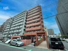 爽やかな青空の下に贅沢なほどに降り注ぐ陽光、豊かな居住性と、クオリティが見事に調和した住空間は、住まうことの喜びを感じさせてくれ