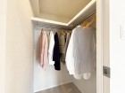 たっぷり入るウォークインクローゼットは奥行きがあるのでたくさん収納できます。