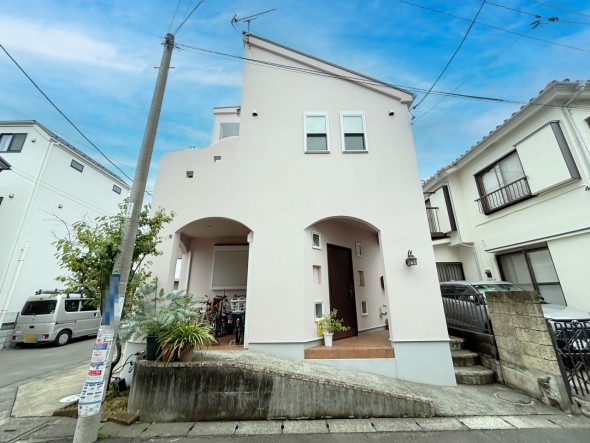 爽やかな青空の下に贅沢なほどに降り注ぐ陽光、豊かな居住性と、クオリティが見事に調和した住空間は、住まうことの喜びを感じさせてくれ