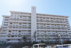 爽やかな青空の下に贅沢なほどに降り注ぐ陽光、豊かな居住性と、クオリティが見事に調和した住空間は、住まうことの喜びを感じさせてくれ