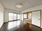 みんなが集い、食事と楽しい会話が始まる。話に夢中になりすぎて、ついつい時を忘れてしまう。そんな束の間の幸せを感じさせてくれる場所