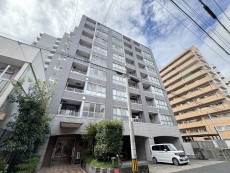 爽やかな青空の下に贅沢なほどに降り注ぐ陽光、豊かな居住性と、クオリティが見事に調和した住空間は、住まうことの喜びを感じさせてくれ