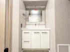 十分な大きさの洗面台は、身だしなみチェックや歯磨きなど、朝の慌ただしい時間でも余裕とゆとりを感じて頂けます。