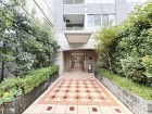 お客様をお迎えする玄関は落ち着いた雰囲気。帰り着くたびに洗練されたテイストの空間に迎えられ誇りと喜びを感じる玄関まわりです。