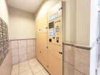 宅配ボックスがあるためご不在時であってもお帰りの際に大きな荷物をお受け取りいただけます。