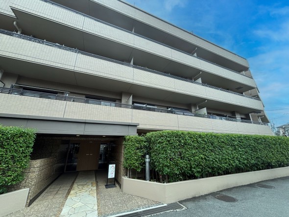 爽やかな青空の下に贅沢なほどに降り注ぐ陽光、豊かな居住性と、クオリティが見事に調和した住空間は、住まうことの喜びを感じさせてくれ