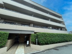 爽やかな青空の下に贅沢なほどに降り注ぐ陽光、豊かな居住性と、クオリティが見事に調和した住空間は、住まうことの喜びを感じさせてくれ