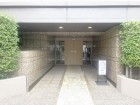 お客様をお迎えする玄関は落ち着いた雰囲気。帰り着くたびに洗練されたテイストの空間に迎えられ誇りと喜びを感じる玄関まわりです。