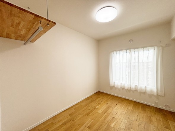 フローリングの部屋は清潔感があり、日々のお掃除も楽で助かりますね！