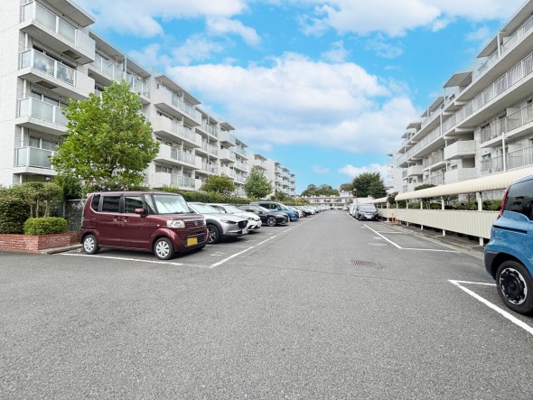 敷地内駐車場もございます。空き状況等はお気軽にお問い合わせください。