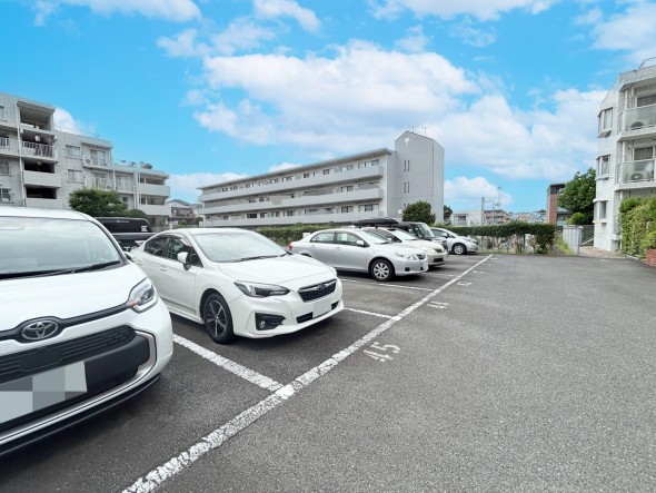 敷地内駐車場がございます。空き状況等に関しましてはお気軽にお問い合わせください。