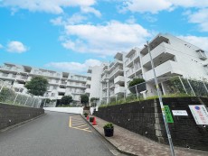 爽やかな青空の下に贅沢なほどに降り注ぐ陽光、豊かな居住性と、クオリティが見事に調和した住空間は、住まうことの喜びを感じさせてくれ