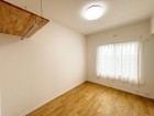フローリングの部屋は清潔感があり、日々のお掃除も楽で助かりますね！
