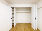 たっぷり入るウォークインクローゼットは奥行きがあるのでたくさん収納できます。