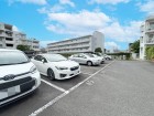 敷地内駐車場がございます。空き状況等に関しましてはお気軽にお問い合わせください。