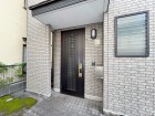 お客様をお迎えする玄関は落ち着いた雰囲気。