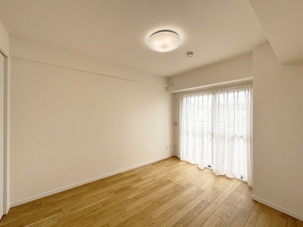 一日の疲れをいやしてくれる主寝室。時を忘れて過ごす場所として過ごせるお部屋です。