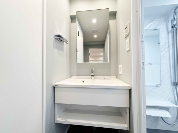 真っ白な洗面台で、気持ちの良い朝を迎えられそうです。