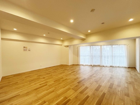 みんなが集い、食事と楽しい会話が始まる。話に夢中になりすぎて、ついつい時を忘れてしまう。そんな束の間の幸せを感じさせてくれる場所