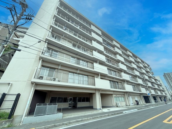 爽やかな青空の下に贅沢なほどに降り注ぐ陽光、豊かな居住性と、クオリティが見事に調和した住空間は、住まうことの喜びを感じさせてくれ