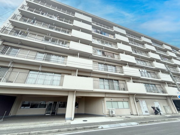 マンション外観。生活利便性に優れた立地環境。