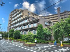 マンション外観。生活利便性に優れた立地環境。