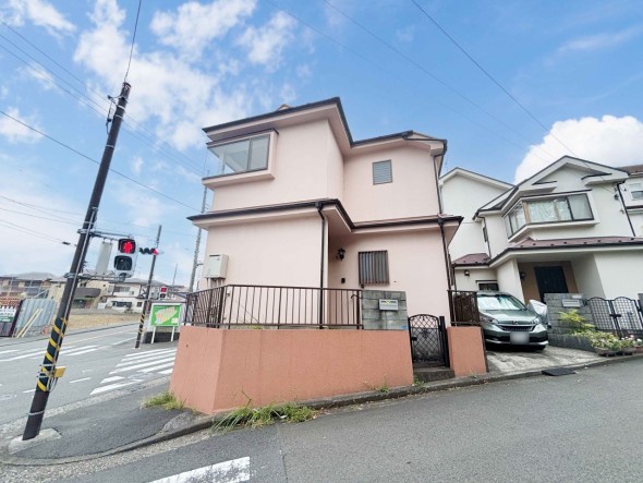 ふりそそぐ陽射しと青空を背景に、更なる美しさを醸す開放的な空間。