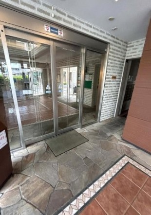 お客様をお迎えする玄関は落ち着いた雰囲気。帰り着くたびに洗練されたテイストの空間に迎えられ誇りと喜びを感じる玄関まわりです。